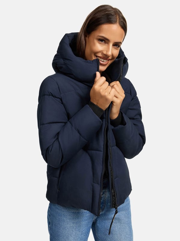 Die Damen Winterjacke Lachperle von Navahoo überzeugt im angesagten Puffer-Style mit großen Steppungen und moderner Silhouette. Reichhaltige Fütterung, hoher Kragen und große Kapuze bieten optimalen Schutz an kalten Tagen. Versteckte Reißverschlusstaschen mit Fleecefutter sowie praktische Innentaschen machen sie zum funktionalen Begleiter. Erhältlich in 7 Farben und Größen XS–XXL.