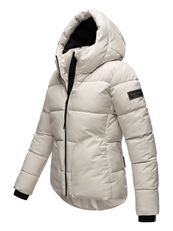Die Damen Winterjacke Lachperle von Navahoo überzeugt im angesagten Puffer-Style mit großen Steppungen und moderner Silhouette. Reichhaltige Fütterung, hoher Kragen und große Kapuze bieten optimalen Schutz an kalten Tagen. Versteckte Reißverschlusstaschen mit Fleecefutter sowie praktische Innentaschen machen sie zum funktionalen Begleiter. Erhältlich in 7 Farben und Größen XS–XXL.
