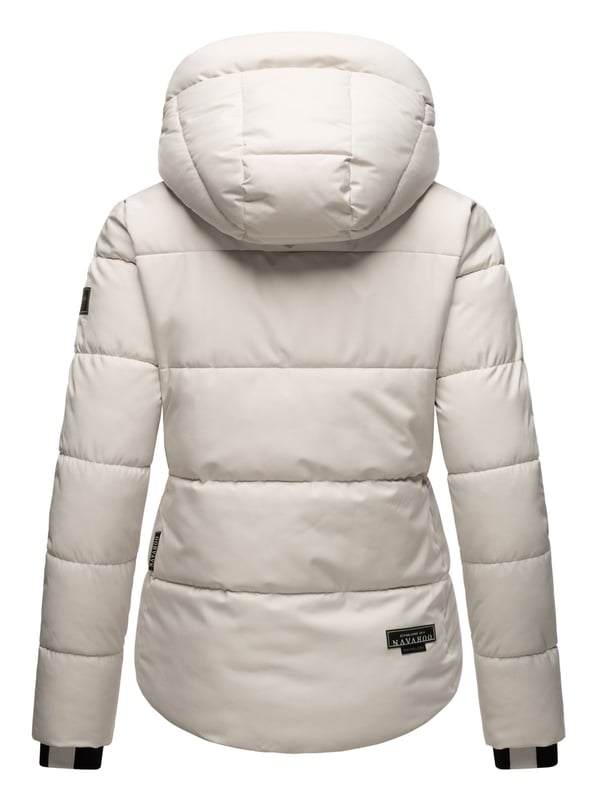 Die Damen Winterjacke Lachperle von Navahoo überzeugt im angesagten Puffer-Style mit großen Steppungen und moderner Silhouette. Reichhaltige Fütterung, hoher Kragen und große Kapuze bieten optimalen Schutz an kalten Tagen. Versteckte Reißverschlusstaschen mit Fleecefutter sowie praktische Innentaschen machen sie zum funktionalen Begleiter. Erhältlich in 7 Farben und Größen XS–XXL.