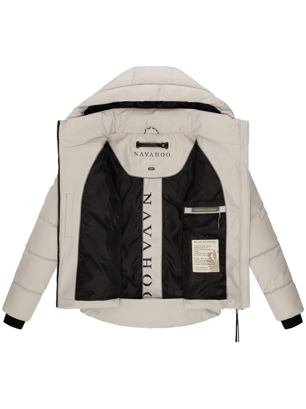 Die Damen Winterjacke Lachperle von Navahoo überzeugt im angesagten Puffer-Style mit großen Steppungen und moderner Silhouette. Reichhaltige Fütterung, hoher Kragen und große Kapuze bieten optimalen Schutz an kalten Tagen. Versteckte Reißverschlusstaschen mit Fleecefutter sowie praktische Innentaschen machen sie zum funktionalen Begleiter. Erhältlich in 7 Farben und Größen XS–XXL.