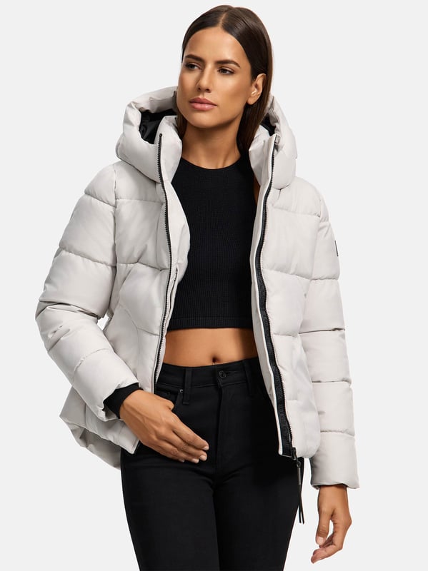 Die Damen Winterjacke Lachperle von Navahoo überzeugt im angesagten Puffer-Style mit großen Steppungen und moderner Silhouette. Reichhaltige Fütterung, hoher Kragen und große Kapuze bieten optimalen Schutz an kalten Tagen. Versteckte Reißverschlusstaschen mit Fleecefutter sowie praktische Innentaschen machen sie zum funktionalen Begleiter. Erhältlich in 7 Farben und Größen XS–XXL.