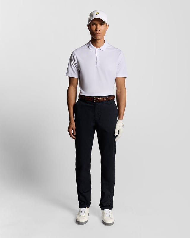 Beweeg moeiteloos door je spel in deze stretch chinos. Ontworpen voor prestaties en stijl, combineren ze moderne tailoring met praktische details die je klaar houden, zowel op als naast de baan.

- Stretchstof ontworpen voor onbeperkte beweging
- Klassieke vijf-pocketstijl met duurzame afwerkingen
- Ritssluiting en knoopsluiting voor een schone, veilige pasvorm
- Gepaste silhouet die werkt van tee tot straat