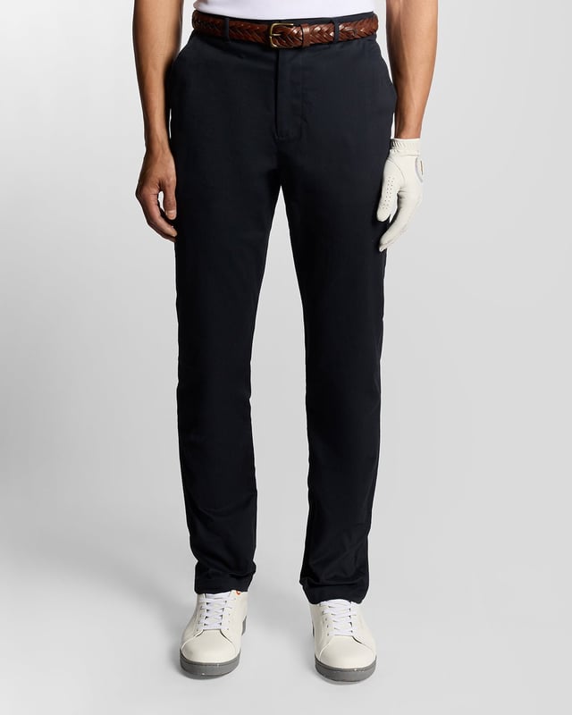 Beweeg moeiteloos door je spel in deze stretch chinos. Ontworpen voor prestaties en stijl, combineren ze moderne tailoring met praktische details die je klaar houden, zowel op als naast de baan.

- Stretchstof ontworpen voor onbeperkte beweging
- Klassieke vijf-pocketstijl met duurzame afwerkingen
- Ritssluiting en knoopsluiting voor een schone, veilige pasvorm
- Gepaste silhouet die werkt van tee tot straat