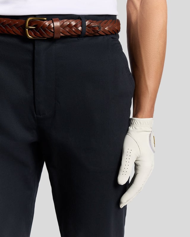 Beweeg moeiteloos door je spel in deze stretch chinos. Ontworpen voor prestaties en stijl, combineren ze moderne tailoring met praktische details die je klaar houden, zowel op als naast de baan.

- Stretchstof ontworpen voor onbeperkte beweging
- Klassieke vijf-pocketstijl met duurzame afwerkingen
- Ritssluiting en knoopsluiting voor een schone, veilige pasvorm
- Gepaste silhouet die werkt van tee tot straat