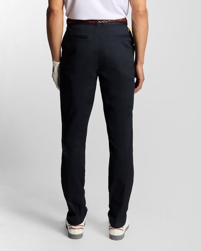 Beweeg moeiteloos door je spel in deze stretch chinos. Ontworpen voor prestaties en stijl, combineren ze moderne tailoring met praktische details die je klaar houden, zowel op als naast de baan.

- Stretchstof ontworpen voor onbeperkte beweging
- Klassieke vijf-pocketstijl met duurzame afwerkingen
- Ritssluiting en knoopsluiting voor een schone, veilige pasvorm
- Gepaste silhouet die werkt van tee tot straat