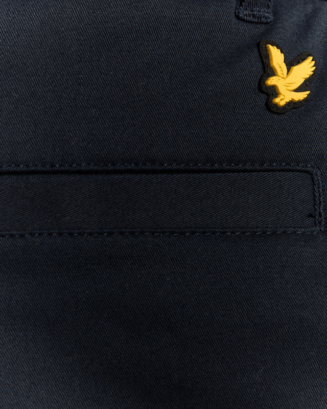 Beweeg moeiteloos door je spel in deze stretch chinos. Ontworpen voor prestaties en stijl, combineren ze moderne tailoring met praktische details die je klaar houden, zowel op als naast de baan.

- Stretchstof ontworpen voor onbeperkte beweging
- Klassieke vijf-pocketstijl met duurzame afwerkingen
- Ritssluiting en knoopsluiting voor een schone, veilige pasvorm
- Gepaste silhouet die werkt van tee tot straat