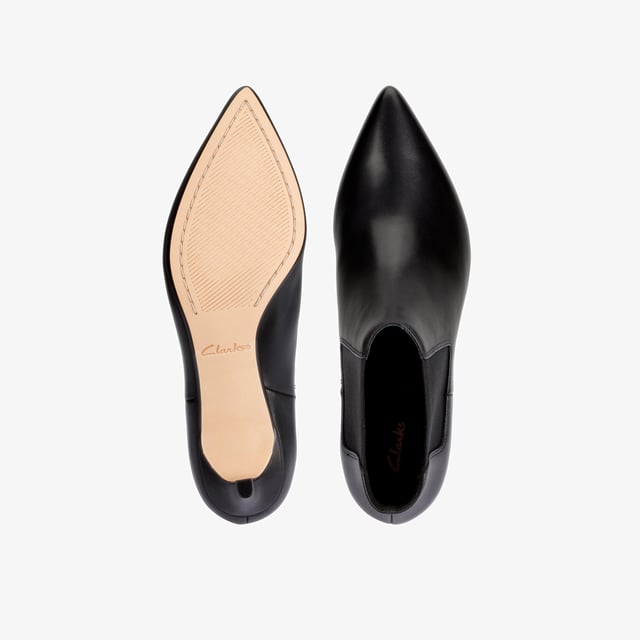 A fresh take on the elegant Laina silhouette, these chic ankle boots in black leather make the perfect wardrobe addition. A breathable leather sock and Cushion Plus™ technology offer freshness and comfort in every step, whilst the 5.5cm kitten heel makes this the perfect style to take you from day to night.