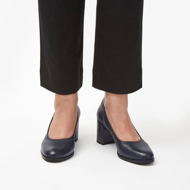 True classics never go out of fashion – just take sleek, streamlined court shoe Freva 55. Complementing tailored trousers and smart skirts, it lends a timeless finishing touch to office ensembles and keeps you feeling perfectly balanced thanks to easy-to-wear block heels. Slip into this patent leather pair and let pillowy Contour Cushion footbeds take care of your comfort from 9 to 5 and beyond.