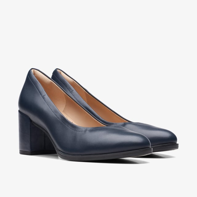 True classics never go out of fashion – just take sleek, streamlined court shoe Freva 55. Complementing tailored trousers and smart skirts, it lends a timeless finishing touch to office ensembles and keeps you feeling perfectly balanced thanks to easy-to-wear block heels. Slip into this patent leather pair and let pillowy Contour Cushion footbeds take care of your comfort from 9 to 5 and beyond.