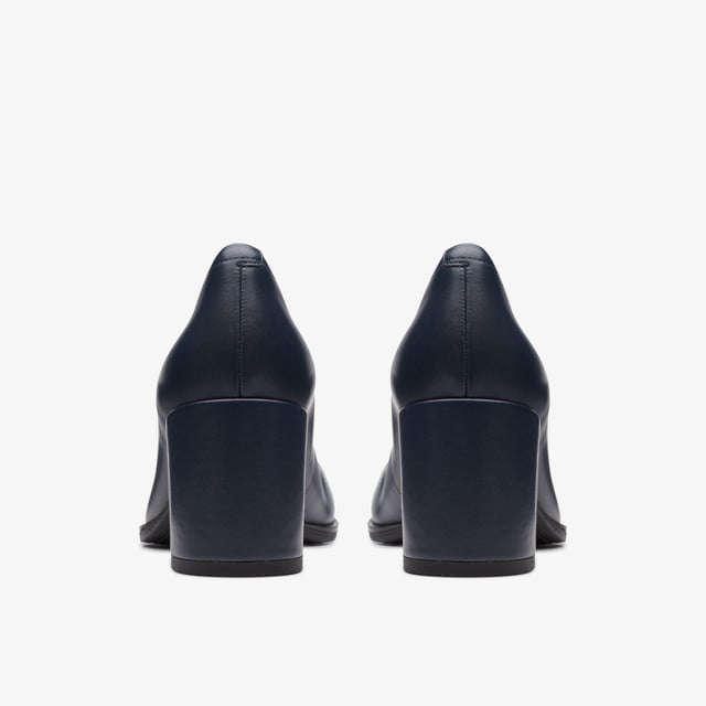 True classics never go out of fashion – just take sleek, streamlined court shoe Freva 55. Complementing tailored trousers and smart skirts, it lends a timeless finishing touch to office ensembles and keeps you feeling perfectly balanced thanks to easy-to-wear block heels. Slip into this patent leather pair and let pillowy Contour Cushion footbeds take care of your comfort from 9 to 5 and beyond.