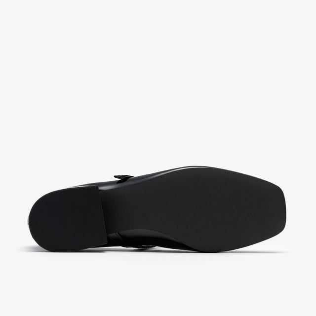 Keeping things classic is always a good idea – what better way to forever be in fashion? Our Seren 30 Buckle Mary Jane shoe is the perfect example with its timeless leather profile, block heel and feminine strap. Matching the dress-code of any smart event while keeping you oh-so comfortable, it’s complete with a Cushion Luxe sock to make sure that every step feels just as good as it looks.