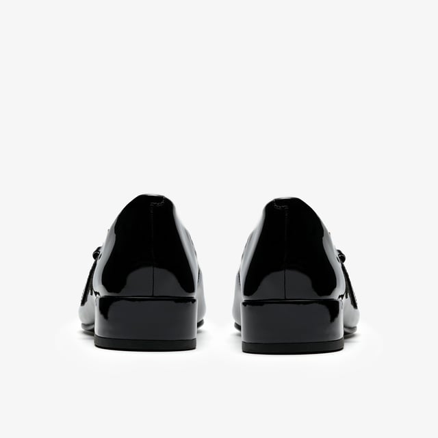 Keeping things classic is always a good idea – what better way to forever be in fashion? Our Seren 30 Buckle Mary Jane shoe is the perfect example with its timeless leather profile, block heel and feminine strap. Matching the dress-code of any smart event while keeping you oh-so comfortable, it’s complete with a Cushion Luxe sock to make sure that every step feels just as good as it looks.