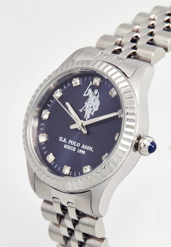 Quarzwerk (hohe Präzision)                      30 mm Edelstahlgehäuse                                   Edelstahllünette  Dunkelblaue Sonnenschliff-Zifferblatt                                                                Edelstahlkrone / Edelstahlgehäuseboden                               Hochbeständiges Mineralglas                           Edelstahlband mit Edelstahl-Faltschließe         Wasserdicht bis 5 ATM