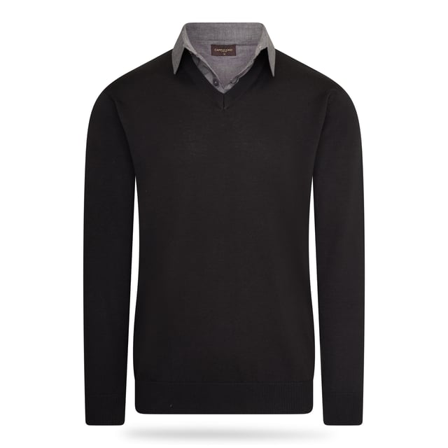 Cappuccino Italia Mock Pullover voor heren. De Mock Pullover is gemaakt van 50% katoen en 50% acryl en heeft een normale pasvorm. De trui is voorzien van een overhemdkraag, die is vastgestikt aan de pullover.  Merk: Cappuccino ItaliaModelnaam: Mock Pullover (met overhemdkraag)Categorie: heren truiMaterialen: katoen, acrylKleur: zwart, grijs