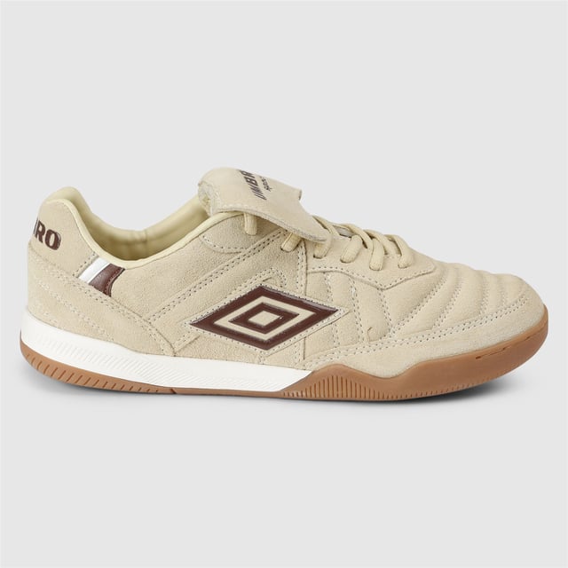 Retro voetbalgeïnspireerde trainers met een premium gewatteerd suède bovenwerk, klassieke opvouwbare tong en duurzame rubberen gumzool voor een vintage sportstijl en comfort.