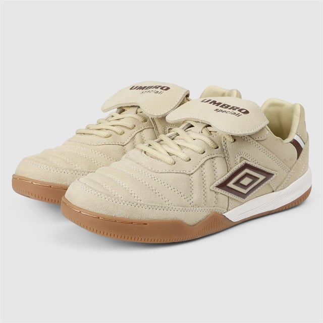 Retro voetbalgeïnspireerde trainers met een premium gewatteerd suède bovenwerk, klassieke opvouwbare tong en duurzame rubberen gumzool voor een vintage sportstijl en comfort.