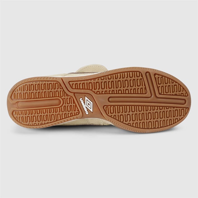 Retro voetbalgeïnspireerde trainers met een premium gewatteerd suède bovenwerk, klassieke opvouwbare tong en duurzame rubberen gumzool voor een vintage sportstijl en comfort.