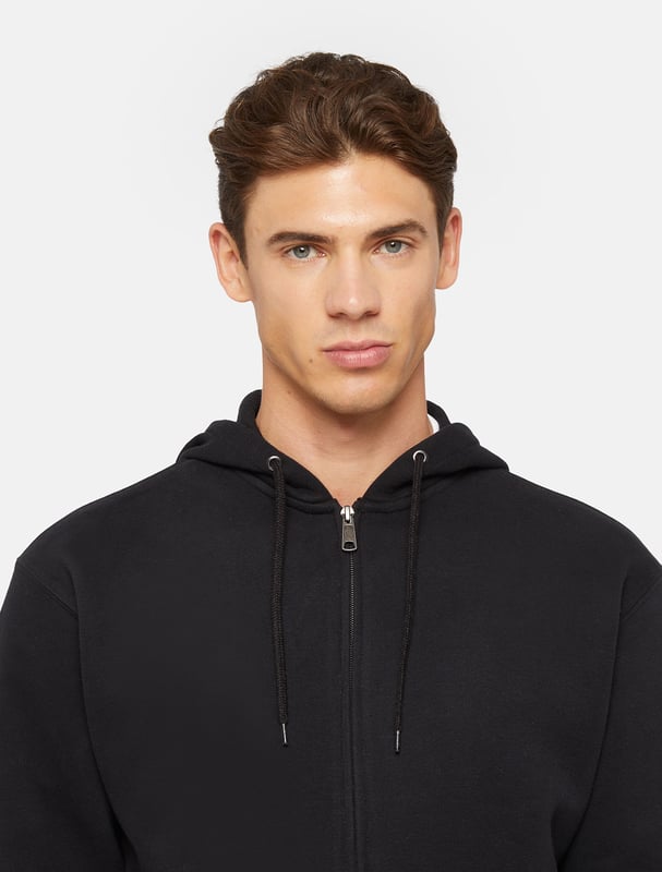 Unsere bequeme Fleecejacke mit Reißverschluss bietet dir extra Wärme, während du draußen arbeitest. Sie wurde für den täglichen Gebrauch entwickelt und hat eine Bauchtasche zum Verstauen der wichtigsten Dinge.