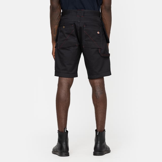 Dickies Shorts REDHAWK PRO SHORTS Rüste deine Arbeitsgarderobe mit unserer Redhawk Pro Short auf. Diese Short mit regulärer Passform verfügt über mehrere Taschen zum Tragen der wichtigsten Arbeitsgegenstände und Platz zum Einsetzen deiner Knieschützer. Ein unverzichtbarer Style mit sauberen Kontrastnähten. Reguläre Passform für den Alltag. Nach unten geöffnete Taschen für deine Knieschützer.