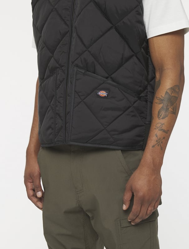 Die DIAMOND QUILTED VEST aus leichtem, strapazierfähigem Polyamide ist die ideale Schicht für kühle Tage. Sie sorgt für Wärme unter einem dickeren Mantel und ist dank des Steppmusters stylish genug, um auch allein getragen zu werden.