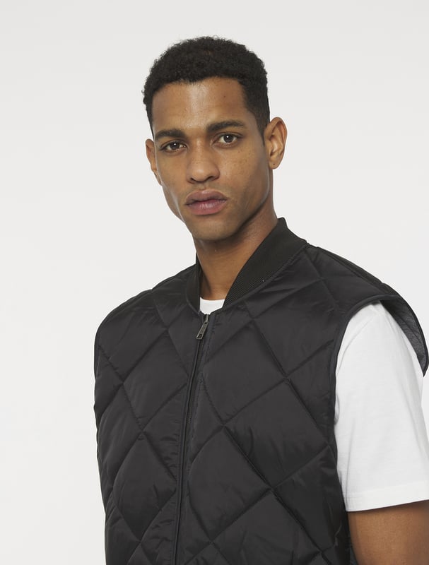 Die DIAMOND QUILTED VEST aus leichtem, strapazierfähigem Polyamide ist die ideale Schicht für kühle Tage. Sie sorgt für Wärme unter einem dickeren Mantel und ist dank des Steppmusters stylish genug, um auch allein getragen zu werden.