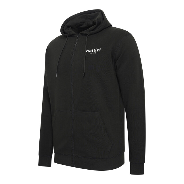 Heren ziphood van het merk Ballin Est. 2013. De ziphoodies van Ballin Est. 2013 zijn gemaakt van 80% biologisch katoen en 20% gerecycled polyester, en hebben een normale pasvorm. Het zachte katoen en polyester zorgt voor een heerlijk draagcomfort.  Merk: Ballin Est. 2013Modelnaam: ZiphoodCategorie: heren ziphoodMaterialen: biologisch katoen, gerecycled polyesterKleur: zwart