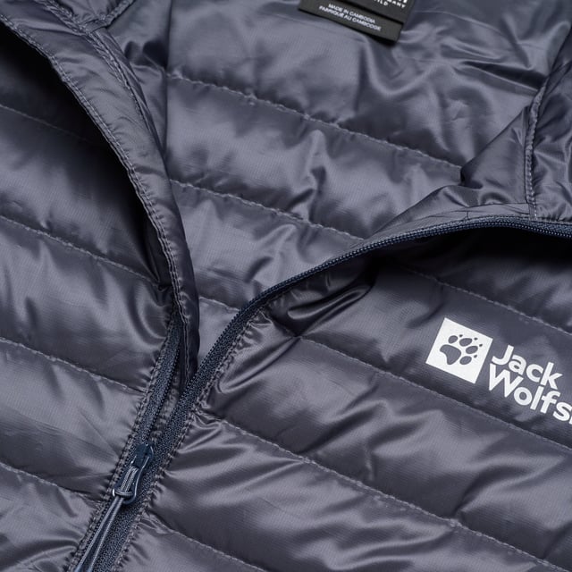 Chaqueta para mujer de la marca Jack Wolfskin. La chaqueta está hecha de poliéster de alta calidad y tiene un corte regular. La chaqueta tiene una cremallera arriba y abajo, fácil para el ciclismo, ciclomotores o scooters.  Marca: Jack WolfskinNombre del modelo: Pack&Go Down Jacket WCategoría: chaqueta de mujerMateriales: poliésterColor: azul marino