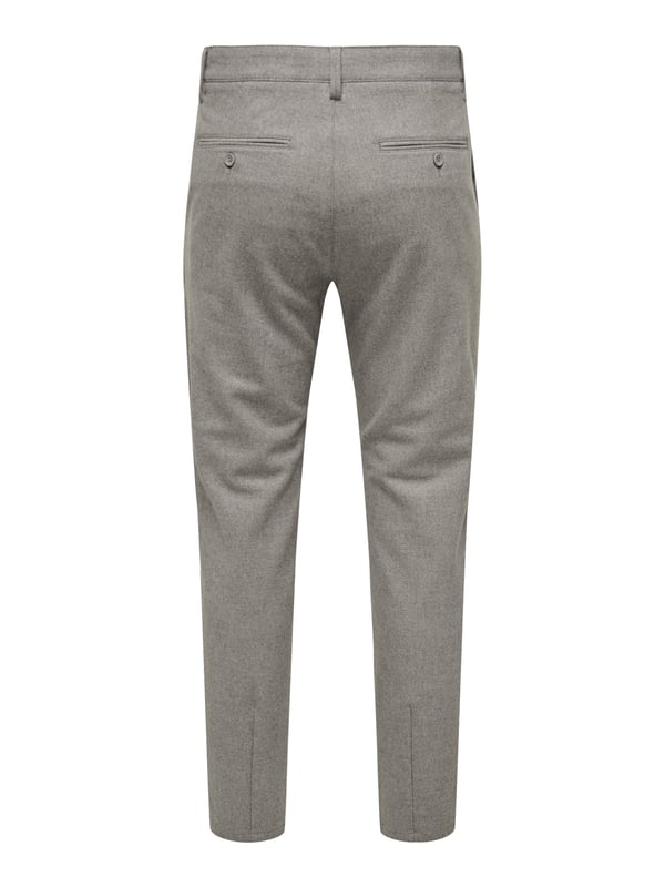 Die Only&Sons Herren-Stoffhose im Slim Fit vereint modernen Stil mit hohem Tragekomfort. Der schmale Schnitt sorgt für eine elegante, figurbetonte Passform, ideal für Business- und Freizeitlooks. Gefertigt aus hochwertigen Materialien bietet diese Hose ein angenehmes Tragegefühl und ist gleichzeitig strapazierfähig. Der Reißverschluss mit Knopfverschluss gewährleistet einen sicheren Sitz, während die praktischen Gürtelschlaufen die Möglichkeit bieten, die Hose mit einem Gürtel individuell zu ergänzen. Zwei stilvolle Gesäßtaschen verleihen der Stoffhose eine klassische Note und bieten praktischen Stauraum für kleine Essentials. Perfekt kombinierbar mit einem Hemd und Lederschuhen für formelle Anlässe oder einem T-Shirt und Sneakern für einen smart-casual Look. Ein vielseitiges Essential für den modebewussten Mann.