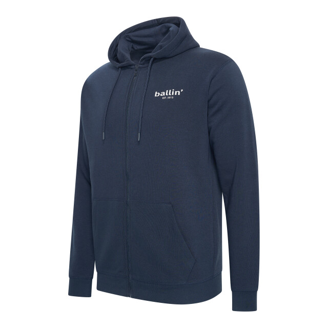 Heren ziphood van het merk Ballin Est. 2013. De ziphoodies van Ballin Est. 2013 zijn gemaakt van 80% biologisch katoen en 20% gerecycled polyester, en hebben een normale pasvorm. Het zachte katoen en polyester zorgt voor een heerlijk draagcomfort.  Modelnaam: ZiphoodCategorie: heren ZiphoodMaterialen: katoen en polyesterKleur: blauw