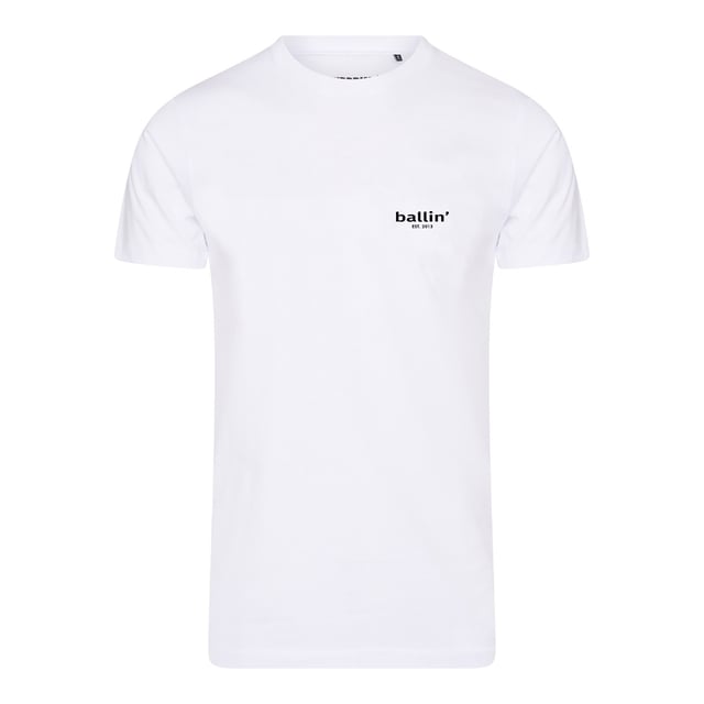 Heren t-shirt van het merk Ballin Est. 2013. Deze shirts van Ballin Est. 2013 zijn gemaakt van 100% biologisch katoen, en hebben tapered fit. Dit is een iets smallere pasvorm. Het zachte katoen zorgt voor een heerlijk draagcomfort.  Modelnaam: Small Logo ShirtCategorie: heren t-shirtMaterialen: biologisch katoenKleur: wit