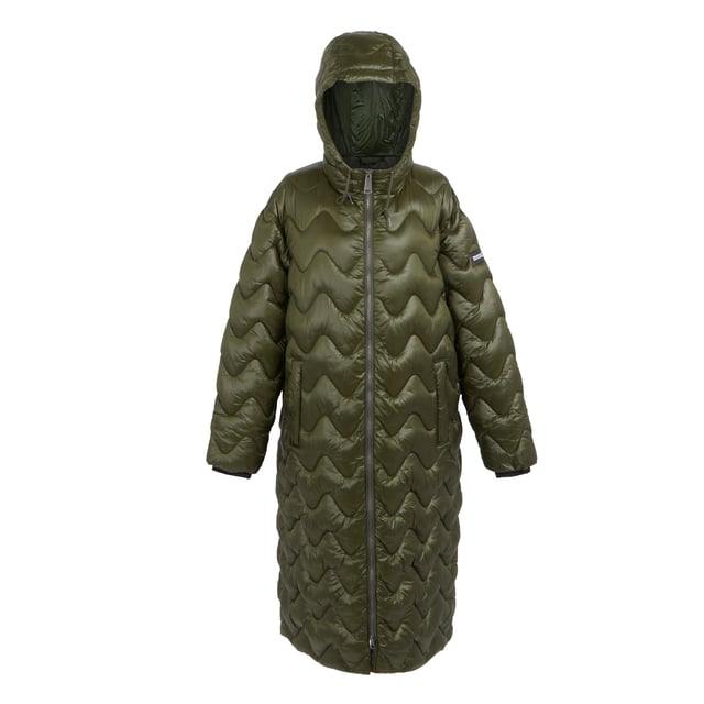 Materiaal: Gerecycled polyamide. Voering: 100% polyester. Vulling: veervrij, zwaargewicht, geïsoleerd, gerecycled, synthetisch dons. Voering: Taffeta. Ontwerp: Gewoon, gewatteerd. Stoftechnologie: DWR afwerking, Lichtgewicht, Waterafstotend. Halslijn: Kapitein. Mouwtype: Met lange mouwen. Gewatteerde kap. Eigenschappen capuchon: 3-delig, Koord. Zakken: 2 Onderzakken, 1 Binnenzak, Rits. Bevestiging: Tweewegrits. Denier: 20D. Duurzaamheid: Wreedheidvrij, gemaakt van gerecycleerde materialen.. Afwerking: Metaal. 8 UK: 32 in. 10 VK: 34 in. 12 VK: 36 in. 14 VK: 38 in. 20 VK: 45 in. 18 VK: 43 in. 16 VK: 40 in.