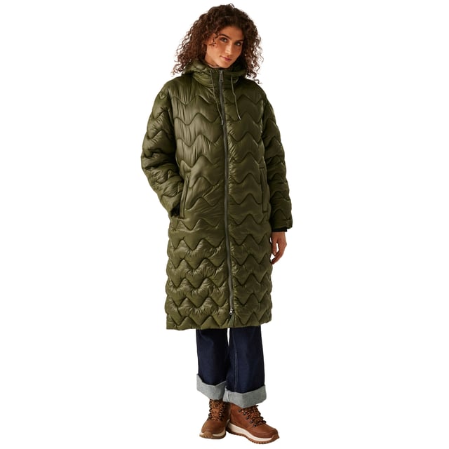 Materiaal: Gerecycled polyamide. Voering: 100% polyester. Vulling: veervrij, zwaargewicht, geïsoleerd, gerecycled, synthetisch dons. Voering: Taffeta. Ontwerp: Gewoon, gewatteerd. Stoftechnologie: DWR afwerking, Lichtgewicht, Waterafstotend. Halslijn: Kapitein. Mouwtype: Met lange mouwen. Gewatteerde kap. Eigenschappen capuchon: 3-delig, Koord. Zakken: 2 Onderzakken, 1 Binnenzak, Rits. Bevestiging: Tweewegrits. Denier: 20D. Duurzaamheid: Wreedheidvrij, gemaakt van gerecycleerde materialen.. Afwerking: Metaal. 8 UK: 32 in. 10 VK: 34 in. 12 VK: 36 in. 14 VK: 38 in. 20 VK: 45 in. 18 VK: 43 in. 16 VK: 40 in.
