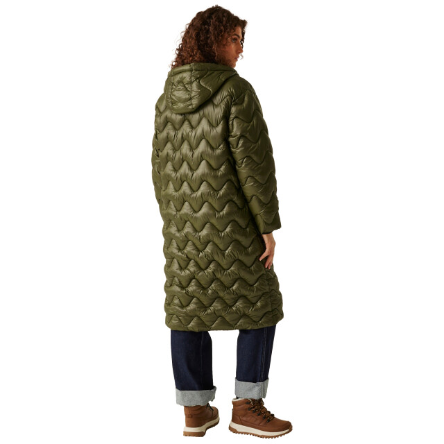 Materiaal: Gerecycled polyamide. Voering: 100% polyester. Vulling: veervrij, zwaargewicht, geïsoleerd, gerecycled, synthetisch dons. Voering: Taffeta. Ontwerp: Gewoon, gewatteerd. Stoftechnologie: DWR afwerking, Lichtgewicht, Waterafstotend. Halslijn: Kapitein. Mouwtype: Met lange mouwen. Gewatteerde kap. Eigenschappen capuchon: 3-delig, Koord. Zakken: 2 Onderzakken, 1 Binnenzak, Rits. Bevestiging: Tweewegrits. Denier: 20D. Duurzaamheid: Wreedheidvrij, gemaakt van gerecycleerde materialen.. Afwerking: Metaal. 8 UK: 32 in. 10 VK: 34 in. 12 VK: 36 in. 14 VK: 38 in. 20 VK: 45 in. 18 VK: 43 in. 16 VK: 40 in.