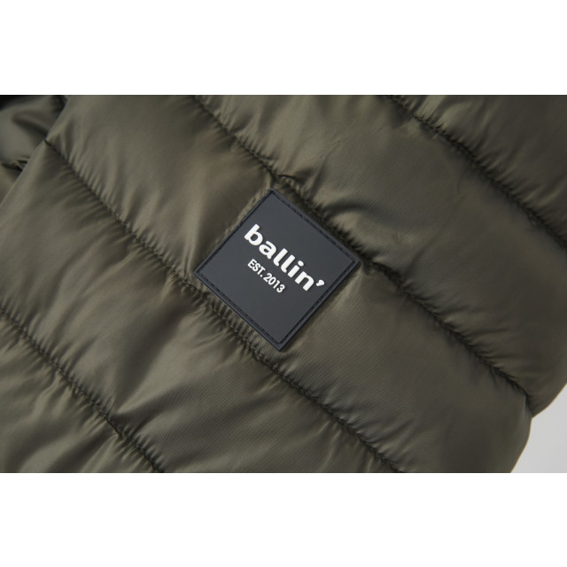 Heren winterjas van het merk Ballin Est. 2013. de jas is gemaakt van hoogwaardig polyester, en heeft een normale pasvorm.  Merk: Ballin Est. 2013Modelnaam: Jacket RalphCategorie: heren jasMaterialen: polyesterKleur: khaki groen