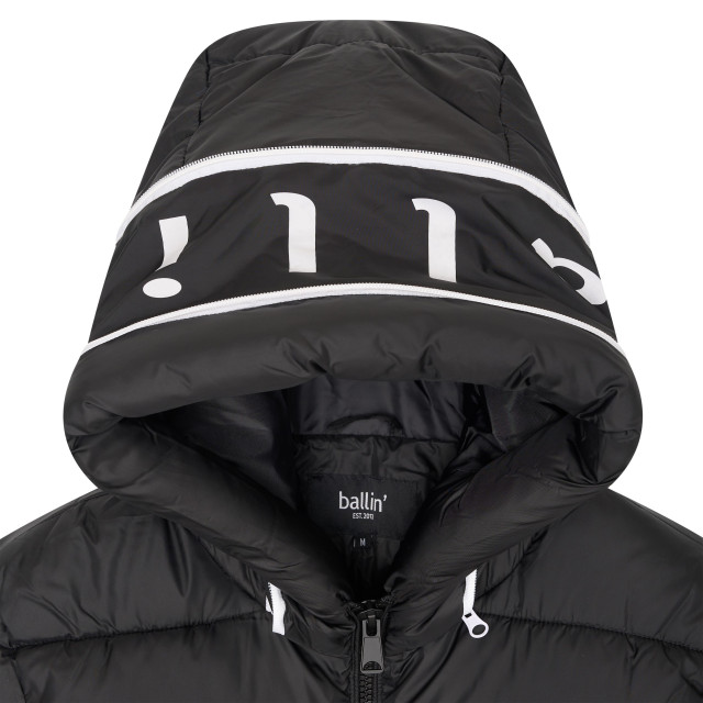 Heren winterjas van het merk Ballin Est. 2013. de jas is gemaakt van hoogwaardig polyester, en heeft een normale pasvorm. De jas is voorzien van een up- en down zipper, makkelijk voor op de fiets, brommer of scooter.  Merk: Ballin Est. 2013Modelnaam: Jacket GiorgioCategorie: heren jasMaterialen: polyesterKleur: zwart