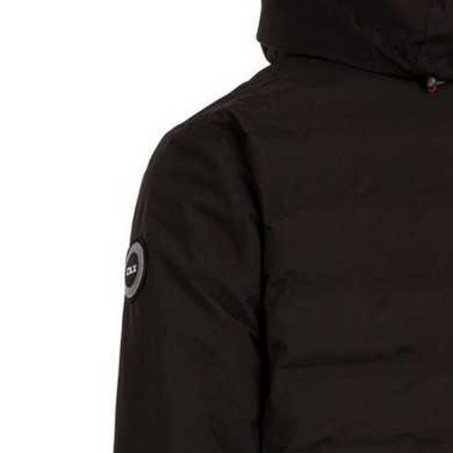 Buitenste materialen: 100% Polyester. Shell: PU-membraan. Vulling: 100% polyester. Vullen: Down-Touch. Voering: Polyamide, Polyester. Ontwerp: Logo. Stoftechnologie: Isolerend, Thermisch, Waterafstotend, Winddicht. Manchet: Verstelbaar polsbandje, rekbaar aan de binnenkant. Afneembare sneeuwrok, ventilatieopeningen onder de armen, ritssluitingen onder de armen, gelaste schotten. Halslijn: Hoge Hals, Hooded. Mouwtype: Met lange mouwen. Eigenschappen kap: Verstelbaar, Trekkoord, Afritsbaar. Zakken: 2 Onderste Zakken, Ritssluiting, Welted, Ski Pas Pocket, Audio. Bevestiging: Contrasterende ritssluiting, volledige ritssluiting. Hem: Verstelbaar, trekkoord.