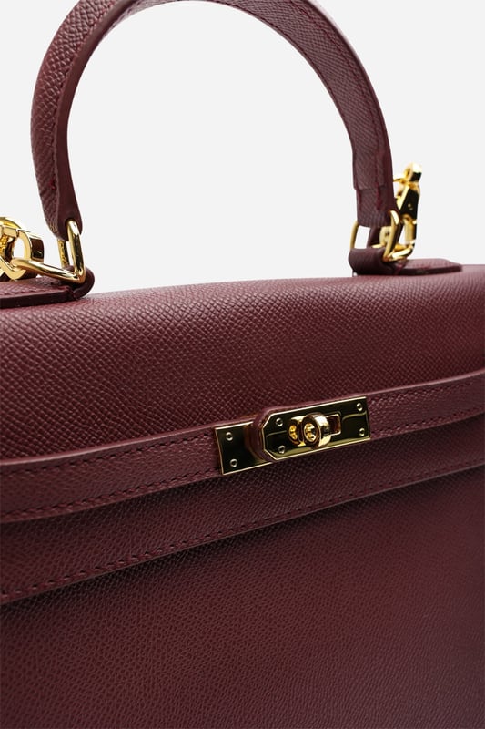 Elevate your everyday ensemble with this Lluvia Top Handle Satchel Mini Tote Bag, a timeless choice for modern elegance. Featuring a structured silhouette and refined grain-textured finish, this handbag blends style and practicality effortlessly. The polished gold-tone turn-lock closure adds a touch of sophistication. Ideal for work or weekend outings, it’s compact yet roomy enough for your essentials. Key Features: • Material: Textured faux leather with contrast stitching • Dimensions: 25cm (L) x 20cm (H) x 11cm (W) • Fastening: Gold-tone turn-lock flap closure • Detail: Minimalist top handle design with structured base and sleek finish