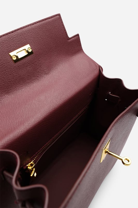 Elevate your everyday ensemble with this Lluvia Top Handle Satchel Mini Tote Bag, a timeless choice for modern elegance. Featuring a structured silhouette and refined grain-textured finish, this handbag blends style and practicality effortlessly. The polished gold-tone turn-lock closure adds a touch of sophistication. Ideal for work or weekend outings, it’s compact yet roomy enough for your essentials. Key Features: • Material: Textured faux leather with contrast stitching • Dimensions: 25cm (L) x 20cm (H) x 11cm (W) • Fastening: Gold-tone turn-lock flap closure • Detail: Minimalist top handle design with structured base and sleek finish