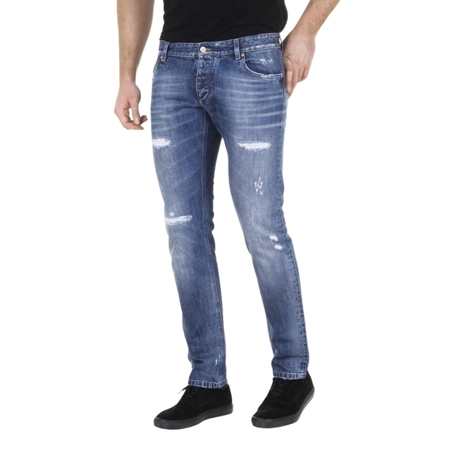 Ervaar de kenmerkende stijl van Dolce &amp; Gabbana met deze Blue Ripped Jeans, vervaardigd in Italië van 100% premium katoen voor uitzonderlijk comfort en duurzaamheid. Met een uniek scheureffect en zorgvuldig verstevigde slijtplekken is deze jeans zowel een stoere als duurzame keuze. De vakkundig ontworpen stof zorgt voor een veelzijdige pasvorm, perfect om een statement te maken en tegelijkertijd dagelijks comfort te behouden. Verrijk je garderobe met authentiek Italiaans vakmanschap en een trendsettend design met deze iconische jeans