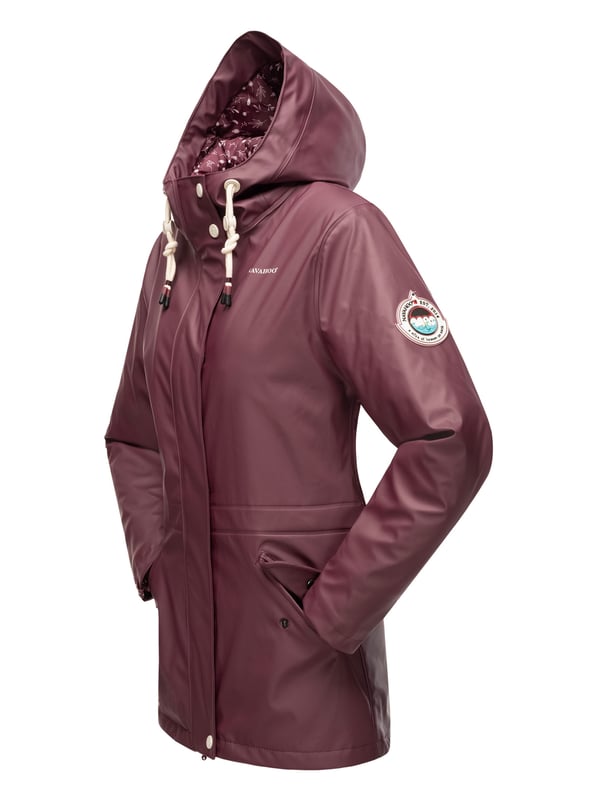 El abrigo impermeable Oceans Heart de Navahoo ofrece estilo y comodidad. Con costuras selladas, es totalmente resistente al viento y al agua. El forro de peluche en la parte superior y la tela sedosa en la inferior brindan confort. Su cuello alto, la capucha amplia con cordón y los bolsillos prácticos aportan funcionalidad. Con corte entallado, cremallera bidireccional y longitud perfecta, es ideal para los días de lluvia.
Material: Tejido exterior 70% poliéster, 30% poliuretano; forro & relleno 100% poliéster