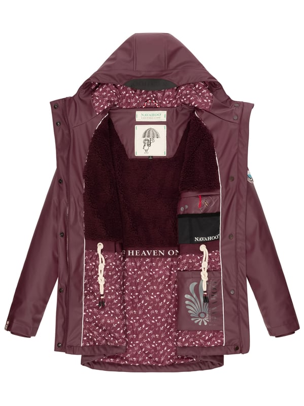 El abrigo impermeable Oceans Heart de Navahoo ofrece estilo y comodidad. Con costuras selladas, es totalmente resistente al viento y al agua. El forro de peluche en la parte superior y la tela sedosa en la inferior brindan confort. Su cuello alto, la capucha amplia con cordón y los bolsillos prácticos aportan funcionalidad. Con corte entallado, cremallera bidireccional y longitud perfecta, es ideal para los días de lluvia.
Material: Tejido exterior 70% poliéster, 30% poliuretano; forro & relleno 100% poliéster