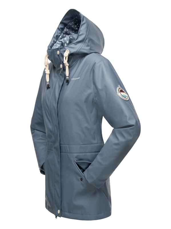 El abrigo impermeable Oceans Heart de Navahoo ofrece estilo y comodidad. Con costuras selladas, es totalmente resistente al viento y al agua. El forro de peluche en la parte superior y la tela sedosa en la inferior brindan confort. Su cuello alto, la capucha amplia con cordón y los bolsillos prácticos aportan funcionalidad. Con corte entallado, cremallera bidireccional y longitud perfecta, es ideal para los días de lluvia.
Material: Tejido exterior 70% poliéster, 30% poliuretano; forro & relleno 100% poliéster
