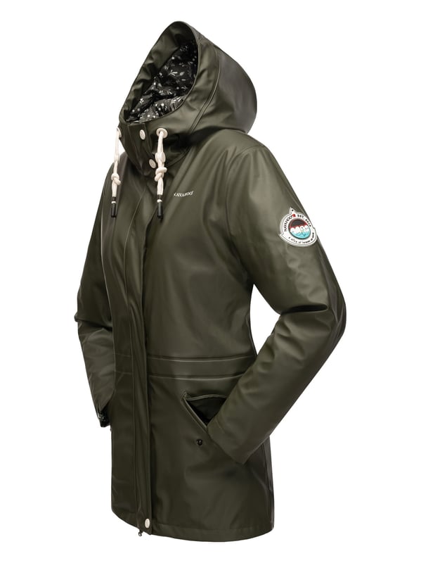 El abrigo impermeable Oceans Heart de Navahoo ofrece estilo y comodidad. Con costuras selladas, es totalmente resistente al viento y al agua. El forro de peluche en la parte superior y la tela sedosa en la inferior brindan confort. Su cuello alto, la capucha amplia con cordón y los bolsillos prácticos aportan funcionalidad. Con corte entallado, cremallera bidireccional y longitud perfecta, es ideal para los días de lluvia.
Material: Tejido exterior 70% poliéster, 30% poliuretano; forro & relleno 100% poliéster