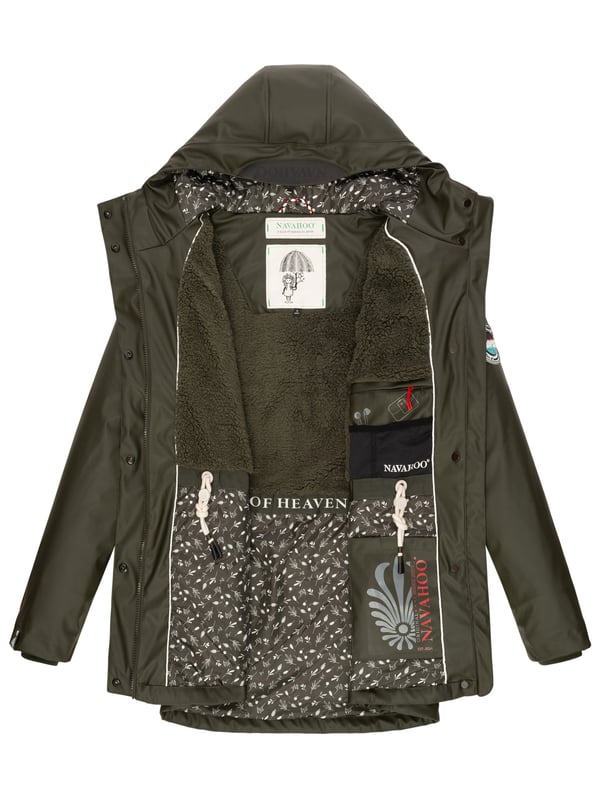 El abrigo impermeable Oceans Heart de Navahoo ofrece estilo y comodidad. Con costuras selladas, es totalmente resistente al viento y al agua. El forro de peluche en la parte superior y la tela sedosa en la inferior brindan confort. Su cuello alto, la capucha amplia con cordón y los bolsillos prácticos aportan funcionalidad. Con corte entallado, cremallera bidireccional y longitud perfecta, es ideal para los días de lluvia.
Material: Tejido exterior 70% poliéster, 30% poliuretano; forro & relleno 100% poliéster