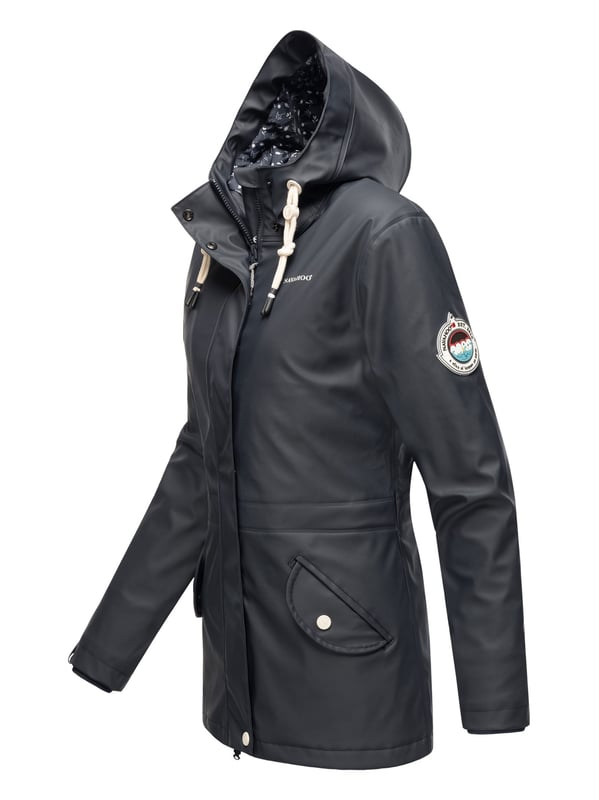 Navahoo abrigo impermeable para mujer Oceans Heart – Elegante & Funcional El abrigo impermeable Oceans Heart de Navahoo ofrece estilo y comodidad. Con costuras selladas, es totalmente resistente al viento y al agua. El forro de peluche en la parte superior y la tela sedosa en la inferior brindan confort. Su cuello alto, la capucha amplia con cordón y los bolsillos prácticos aportan funcionalidad. Con corte entallado, cremallera bidireccional y longitud perfecta, es ideal para los días de lluvia.
Material: Tejido exterior 70% poliéster, 30% poliuretano; forro & relleno 100% poliéster