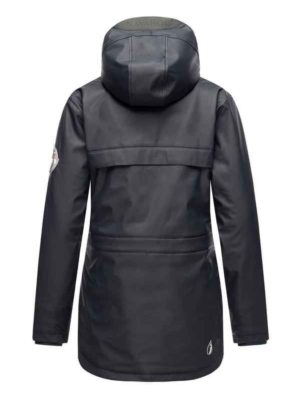 Navahoo abrigo impermeable para mujer Oceans Heart – Elegante & Funcional El abrigo impermeable Oceans Heart de Navahoo ofrece estilo y comodidad. Con costuras selladas, es totalmente resistente al viento y al agua. El forro de peluche en la parte superior y la tela sedosa en la inferior brindan confort. Su cuello alto, la capucha amplia con cordón y los bolsillos prácticos aportan funcionalidad. Con corte entallado, cremallera bidireccional y longitud perfecta, es ideal para los días de lluvia.
Material: Tejido exterior 70% poliéster, 30% poliuretano; forro & relleno 100% poliéster