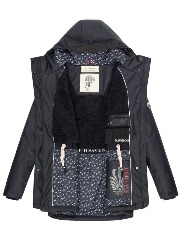 Navahoo abrigo impermeable para mujer Oceans Heart – Elegante & Funcional El abrigo impermeable Oceans Heart de Navahoo ofrece estilo y comodidad. Con costuras selladas, es totalmente resistente al viento y al agua. El forro de peluche en la parte superior y la tela sedosa en la inferior brindan confort. Su cuello alto, la capucha amplia con cordón y los bolsillos prácticos aportan funcionalidad. Con corte entallado, cremallera bidireccional y longitud perfecta, es ideal para los días de lluvia.
Material: Tejido exterior 70% poliéster, 30% poliuretano; forro & relleno 100% poliéster