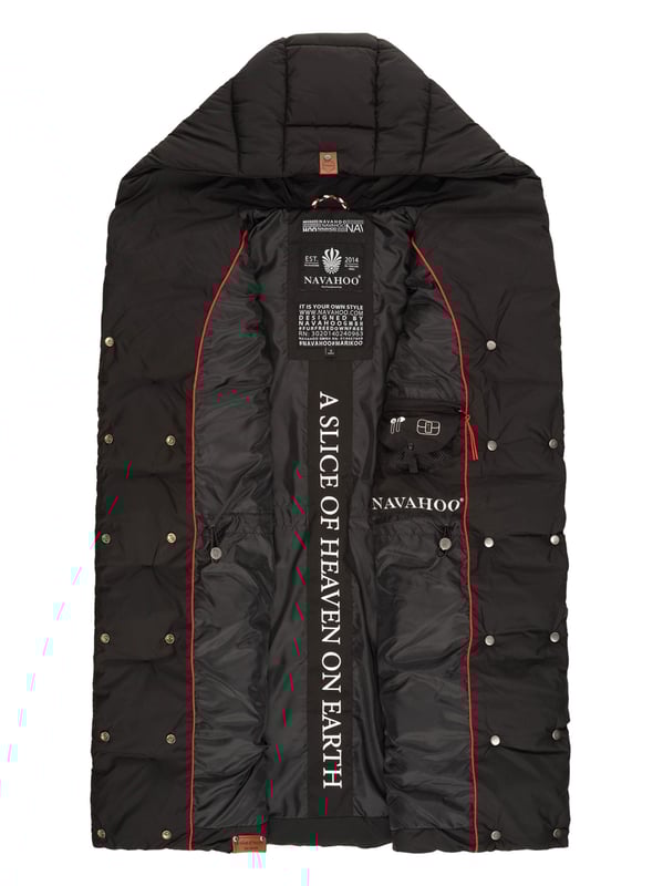Die Madilynaa von Navahoo ist eine extra lange Damen-Steppweste, die Po & Beckenbereich warmhält und vielseitige Stylingmöglichkeiten bietet. Das weiche Obermaterial, das dezente Steppdesign und die leichte Fütterung machen sie zum idealen Begleiter für Übergangszeit und kühle Tage. Mit praktischen Taschen, stylischen Kunstleder-Zippern und femininer Passform. In vielen modernen Farben, Größen XS–XXL.
Material: 100% Polyester