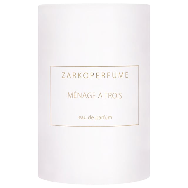Ménage à Trois van ZARKOPERFUME is een unisex Eau de Parfum die een bevrijdende, verleidelijke combinatie van drie belangrijke musk-moleculen samenbrengt om een intieme, dierlijke karakter te creëren, verlicht door frisse watermeloen. Gepresenteerd als een spray van 100 ml, balanceert het sensuele diepte met een moderne, opbeurende twist. Dierproefvrij, vegan en verpakt met gerecycleerde materialen.