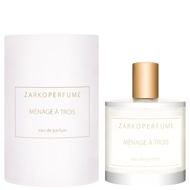 Ménage à Trois van ZARKOPERFUME is een unisex Eau de Parfum die een bevrijdende, verleidelijke combinatie van drie belangrijke musk-moleculen samenbrengt om een intieme, dierlijke karakter te creëren, verlicht door frisse watermeloen. Gepresenteerd als een spray van 100 ml, balanceert het sensuele diepte met een moderne, opbeurende twist. Dierproefvrij, vegan en verpakt met gerecycleerde materialen.